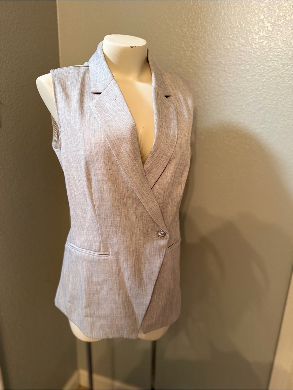 Tahari Sleeveless Blazer Vest in Light Gray